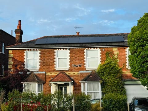 The Bliss 2 Home stay, En-suite, Self check-in with Smart Lock, Non Smoking Home in and out, Zero tolerance for noise after 11pm Vacation rental in Southampton