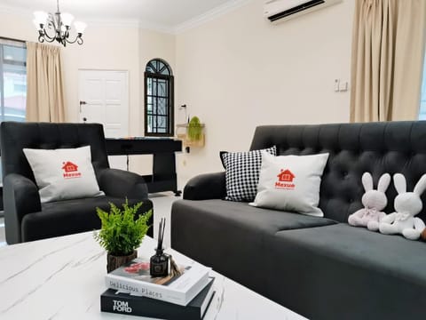 Living room, Seating area, air conditioner