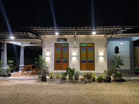 Property building, Facade/entrance, Night