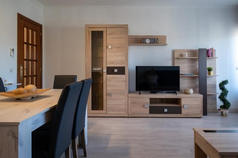 Communal lounge/ TV room, TV and multimedia, Dining area, internet, air conditioner
