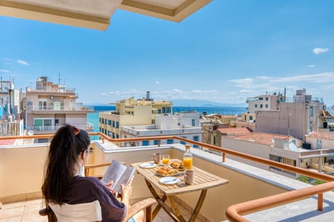 People, Natural landscape, Balcony/Terrace, Balcony/Terrace, Food and drinks, Dining area, City view, Sea view, Breakfast
