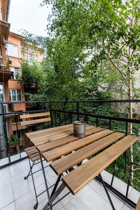 Property building, Patio, Garden, View (from property/room), Balcony/Terrace, Dining area, Garden view