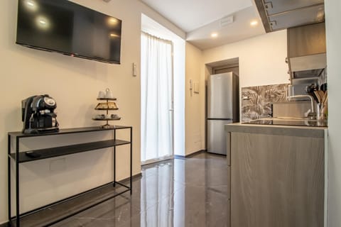 TV and multimedia, Kitchen or kitchenette, oven, stove