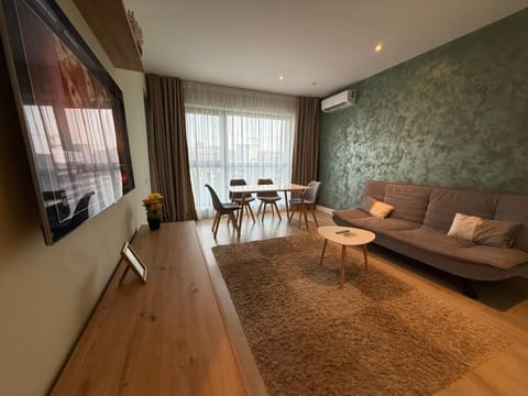 TV and multimedia, Living room, Seating area, Dining area, Evening entertainment, air conditioner