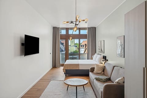 Bed, TV and multimedia, Seating area