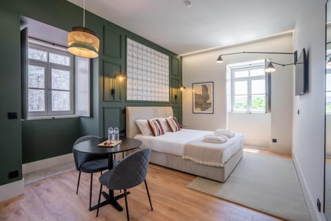 Bed, TV and multimedia, Photo of the whole room, Seating area, Bedroom, towels