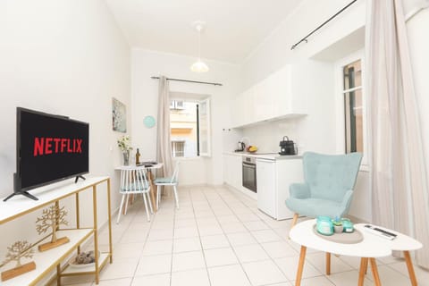 TV and multimedia, Kitchen or kitchenette, Living room, Seating area, Dining area