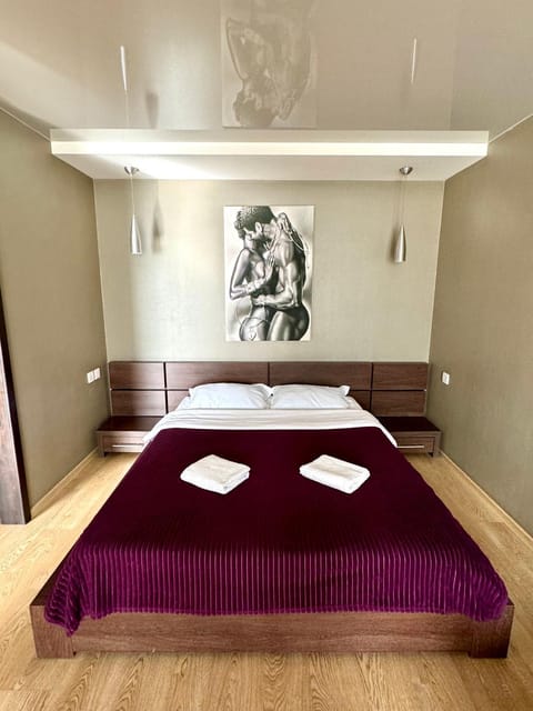 Bed, Living room, Photo of the whole room, Seating area, towels