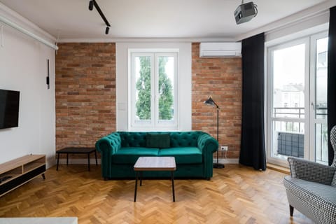 TV and multimedia, Living room, Seating area, air conditioner