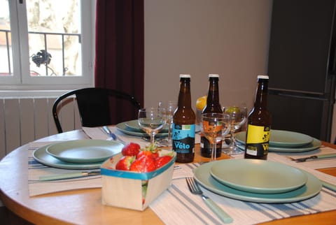 Food and drinks, Dining area, Food, Meals, Lunch, Dinner, Drinks, Alcoholic drinks