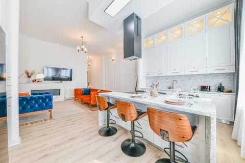 TV and multimedia, Kitchen or kitchenette, Living room, Seating area, Dining area