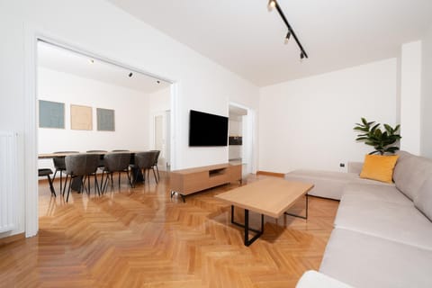 TV and multimedia, Living room, Seating area, Dining area