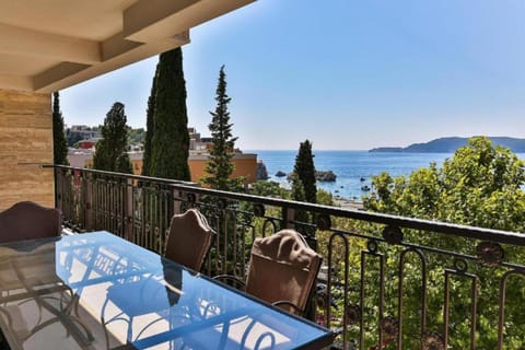 Day, Natural landscape, Balcony/Terrace, Seating area, Mountain view, Sea view
