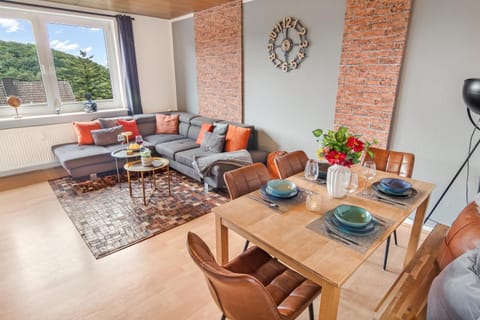 TV and multimedia, Living room, Seating area, Dining area
