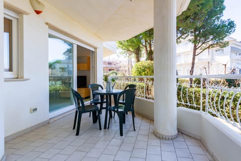 View (from property/room), Balcony/Terrace, Dining area