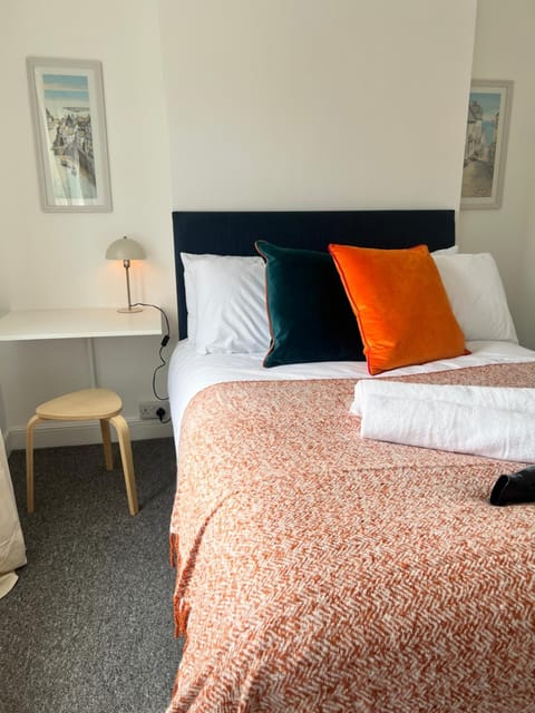 Live Like a Local in Barry, 4-Bed Home Near the Beach, Dog-Friendly, with all the Gavin & Stacey Charm! House in Barry