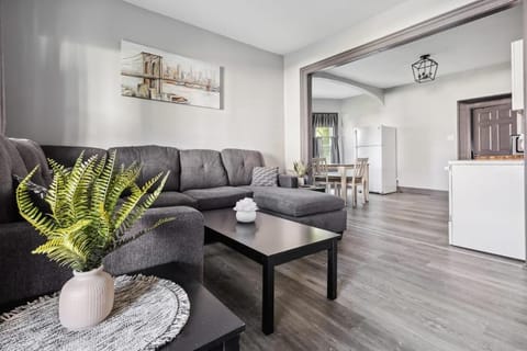 Spacious 6BR 2BA minutes for the Falls & Casino House in Niagara Falls