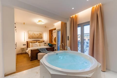 Bed, Hot Tub, Bathroom, Photo of the whole room, Bedroom