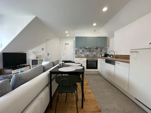 TV and multimedia, Kitchen or kitchenette, Living room, Seating area, Dining area, dishwasher, oven, stove