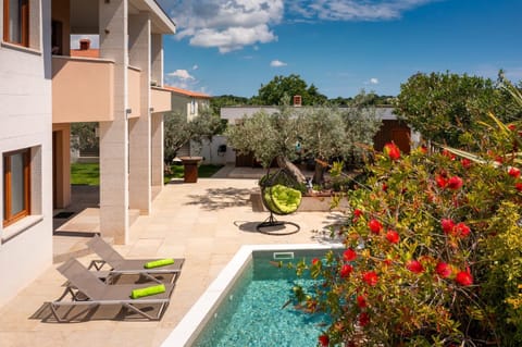 Property building, Balcony/Terrace, Garden view, Pool view, sunbed