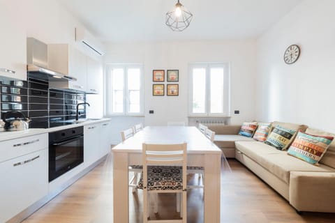 Kitchen or kitchenette, Living room, Seating area, Dining area, stove