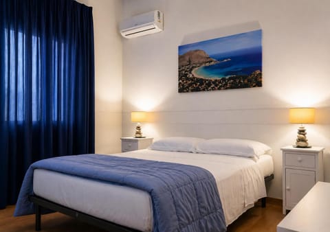 Bedroom, air conditioner