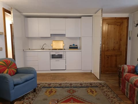 Kitchen or kitchenette, Seating area, oven, stove