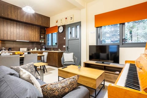 TV and multimedia, Kitchen or kitchenette, Living room, Seating area, Dining area