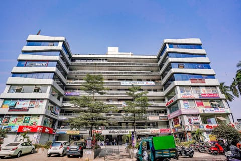 Property building, Day, Neighbourhood, City view, Street view, Location, Parking