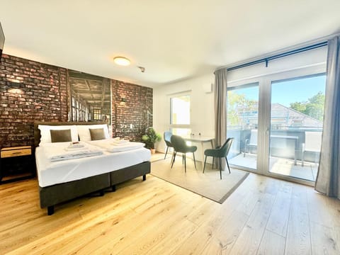 Bed, Living room, Photo of the whole room, Seating area, Dining area, Bedroom, towels