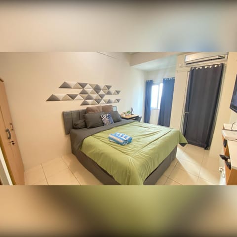 Bed, Photo of the whole room, Seating area, Bedroom, towels