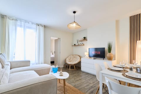 Communal lounge/ TV room, TV and multimedia, Living room, Seating area, Dining area