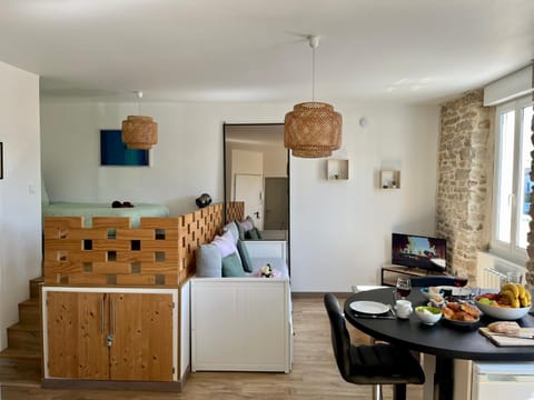 Bed, Living room, Photo of the whole room, Seating area, Dining area