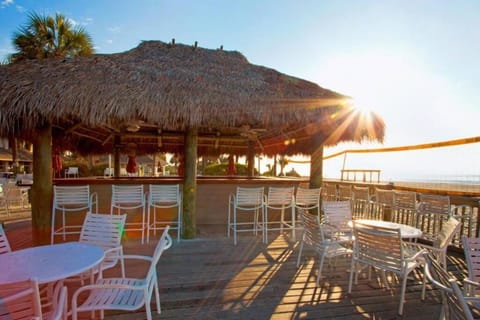 Beautiful Villa, Walk to The Beach Villa in South Forest Beach