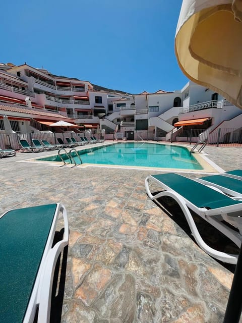 Swimming pool, sunbed