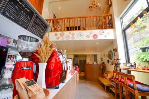 Restaurant/places to eat, Seating area, Dining area