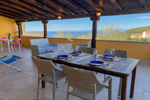 Patio, Natural landscape, View (from property/room), Balcony/Terrace, Dining area, Sea view
