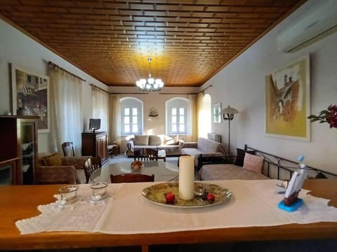 MetaxiasAndMariasHouse Apartment in Leonidio