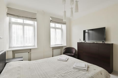 Bed, TV and multimedia, Photo of the whole room, Bedroom