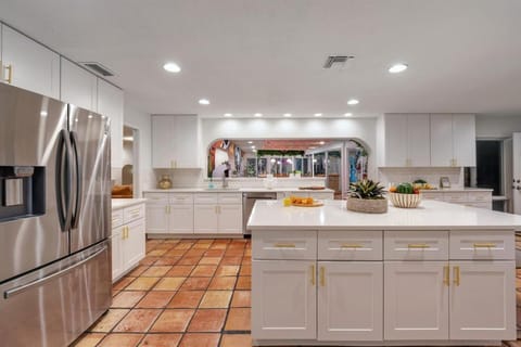 9BR Heated Pool Hot Tub Sleeps 25 Villa in Indian Shores