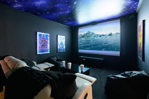 No 1 Largest Tampa Private Compound, 11BR Sleeps 40 Villa in Town N Country