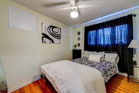 Cozy Home Sleeps 10 Lombard Chicago Suburb House in Lombard