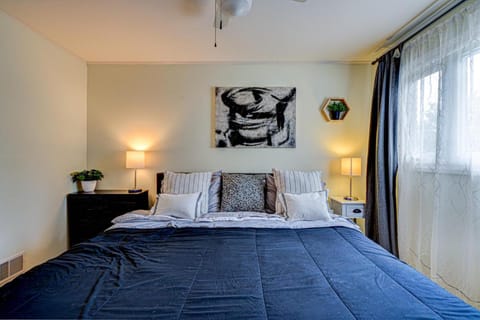 Cozy Home Sleeps 10 Lombard Chicago Suburb House in Lombard