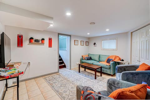Cozy Home Sleeps 10 Lombard Chicago Suburb House in Lombard