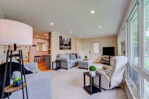 Cozy Home Sleeps 10 Lombard Chicago Suburb House in Lombard