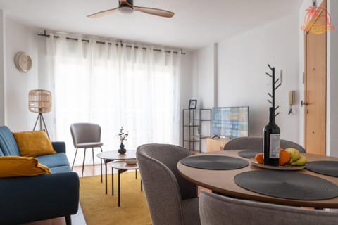 TV and multimedia, Living room, Seating area, Dining area