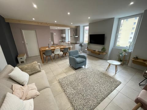 TV and multimedia, Kitchen or kitchenette, Living room, Seating area