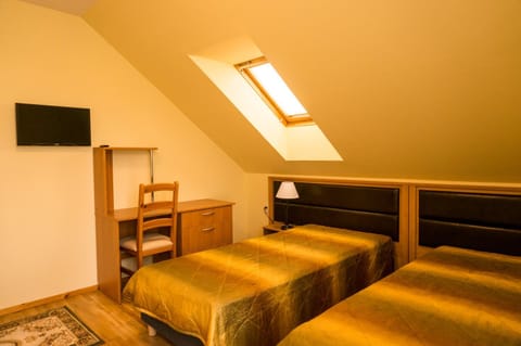 Shower, Toilet, Bathroom, TV and multimedia, Balcony/Terrace, Photo of the whole room, Bedroom, Street view