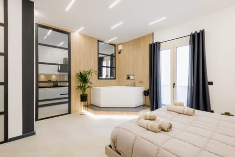 Bed, Hot Tub, Photo of the whole room, Bedroom