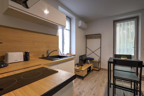 TV and multimedia, Seating area, Dining area, furniture, toaster